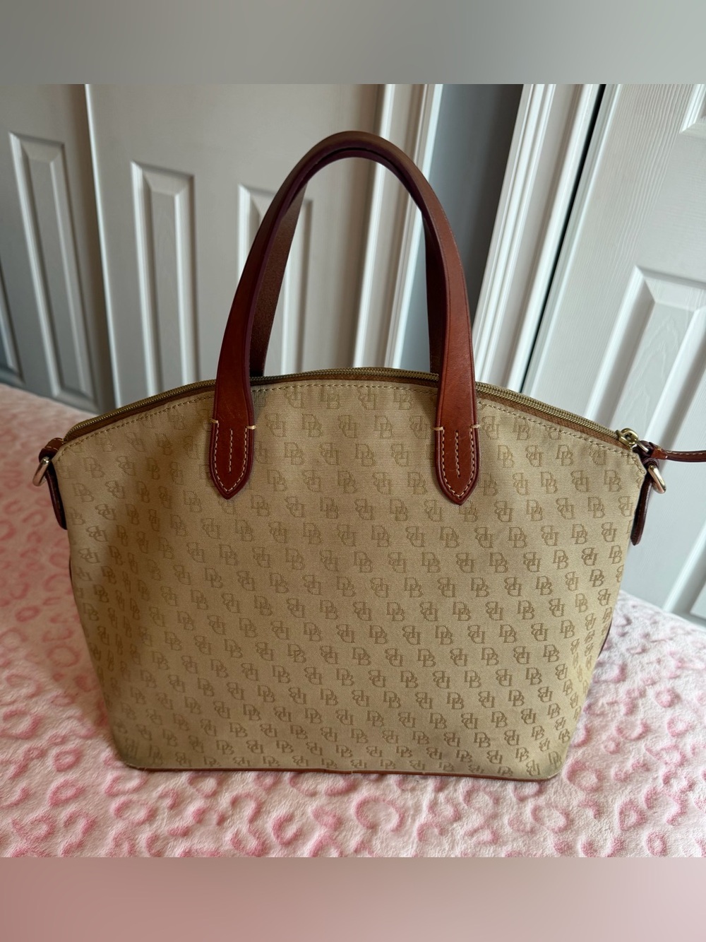 Dooney & Bourke Greta Satchel Beige Bag
Handbags Women’s - Picture 2 of 11